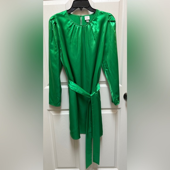 💚 NWOT! Green Satin Belted Dress - Picture 4 of 10